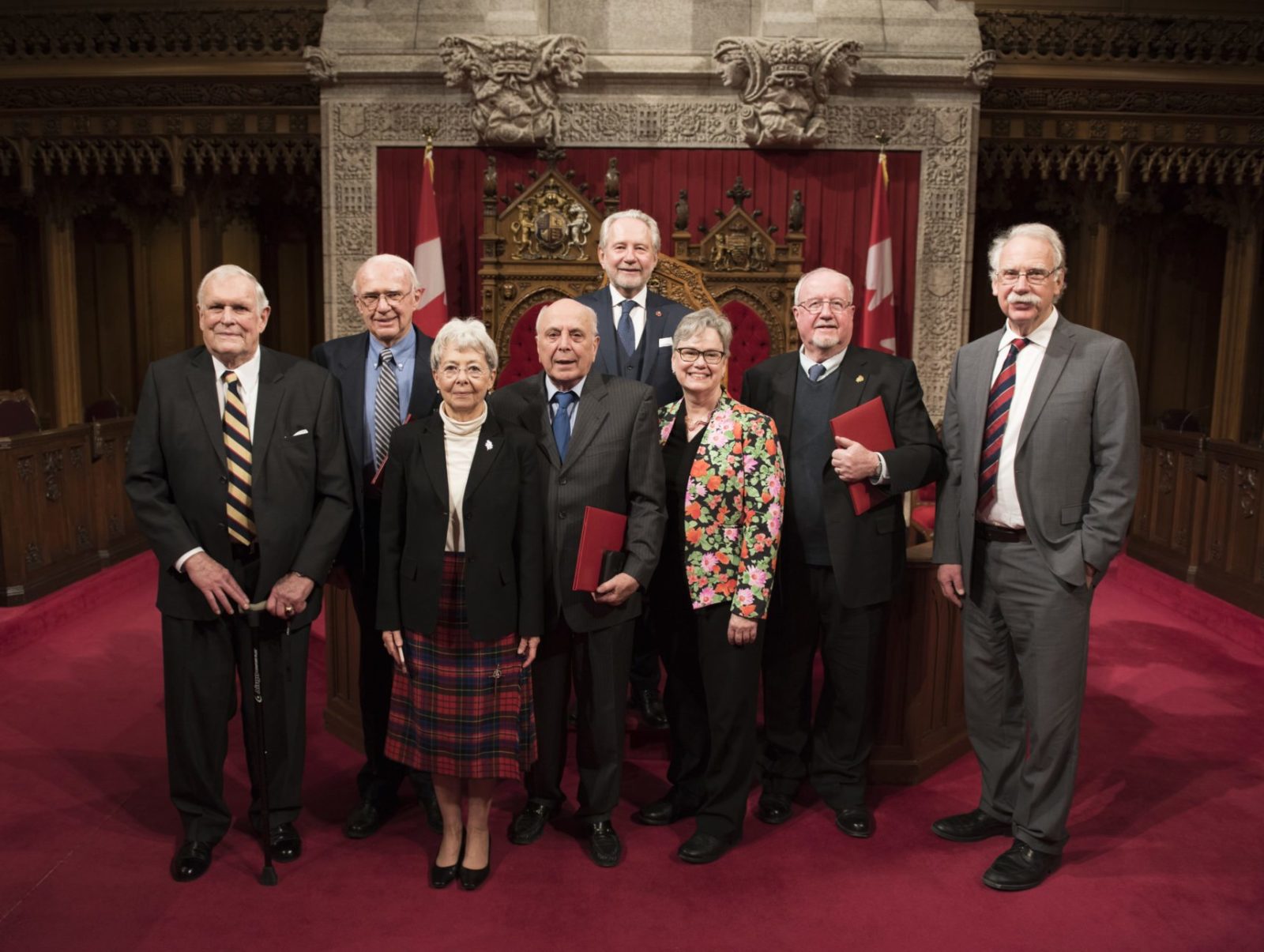 Le sénateur Harder remet des médailles à des Canadiens qui travaillent auprès des immigrants et des réfugiés