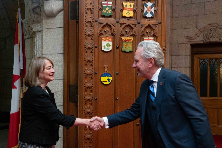 Senator Peter Harder welcomes Senator Donna Dasko to the Red Chamber.