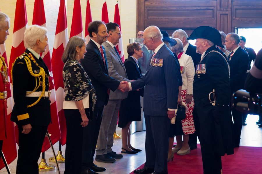 Le sénateur Marc Gold, le représentant du gouvernement au Le sénateur Marc Gold, représentant du gouvernement au Sénat salue le roi Charles III dans la chambre rouge avant le discours du Trône. (Photo: Sénat du Canada)