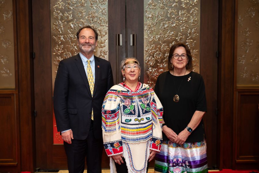 La sénatrice Karetak-Lindell s’est faite la porte-parole du Nord au Canada tout au long de sa vie, faisant valoir les intérêts culturels, économiques et environnementaux propres à sa région. En 1997, elle a été la première députée fédérale représentant la nouvelle circonscription du Nunavut. (Photo: Sénat du Canada)