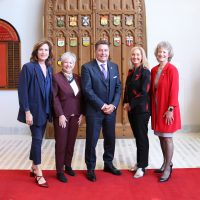 (De gauche à droite) La sénatrice Sandra Pupatello de l’Ontario est Présidente du Bureau du représentant du gouvernement au Sénat; la sénatrice Iris Petten de Terre-Neuve-et-Labrador est Agente de liaison du gouvernement; le sénateur Pierre Moreau du Québec est Représentant du gouvernement au Sénat; la sénatrice Patti LaBoucane-Benson de l’Alberta est Coordonnatrice législative du gouvernement; et la sénatrice Pat Duncan de Yukon est Agente de liaison adjointe du gouvernement.